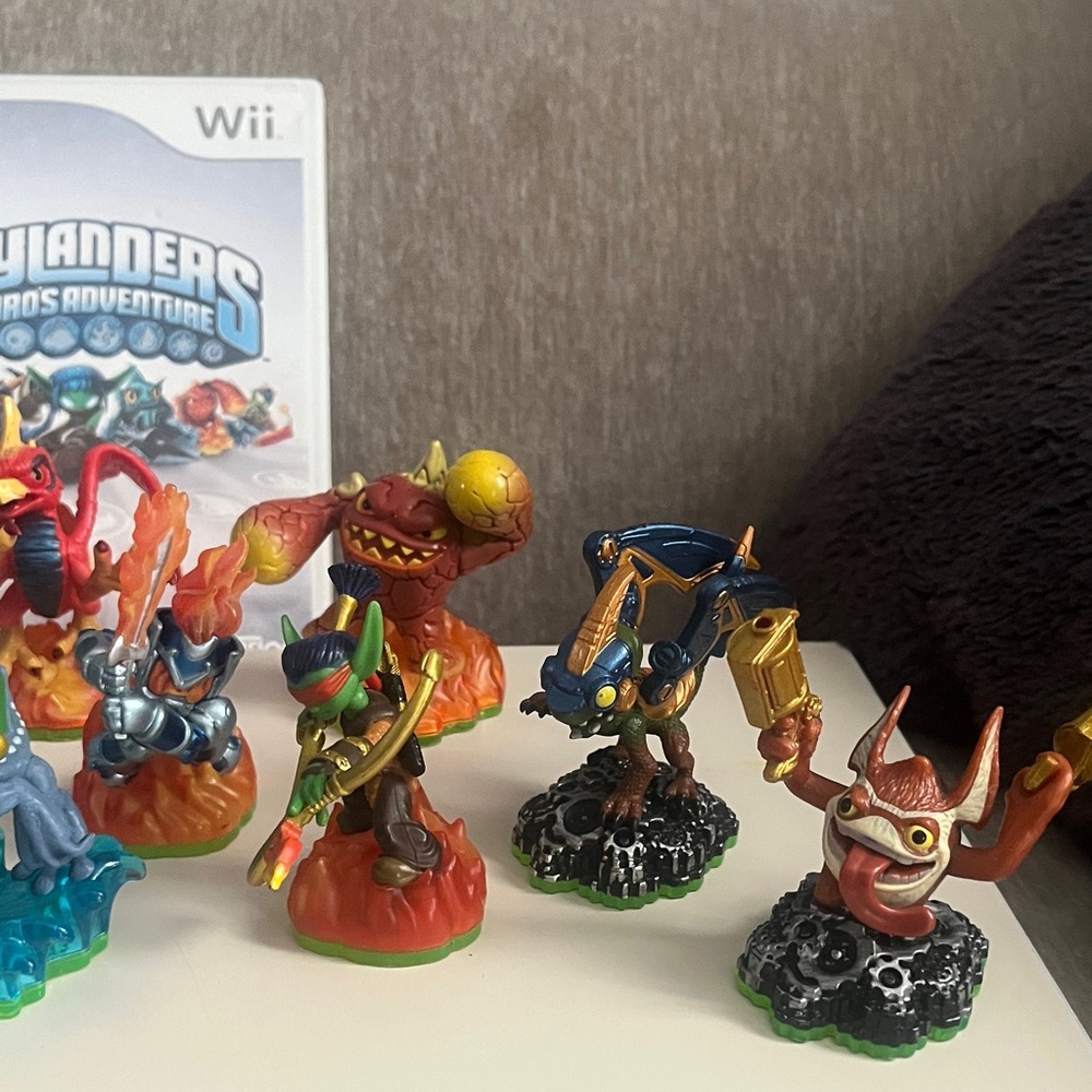Skylanders Spyro's Adventure Wii Game & Figures Set - Picture 5 of 6